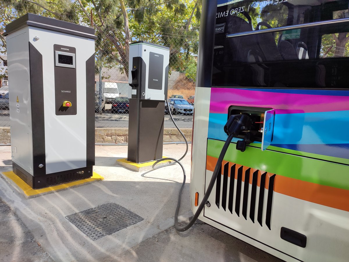 joao_jq's tweet photo. Os autocarros elétricos da Frota Azul, que circulam por Portimão, são powered by @SiemensPortugal

Com a Rolear.ON fornecemos e instalámos a infraestrutura de carregamento, ajudando o Grupo Barraqueiro a evitar a emissão de 675 mil kg de CO2 por ano!

👉 https://t.co/B18ehpyIil https://t.co/uAK7wC7n4J