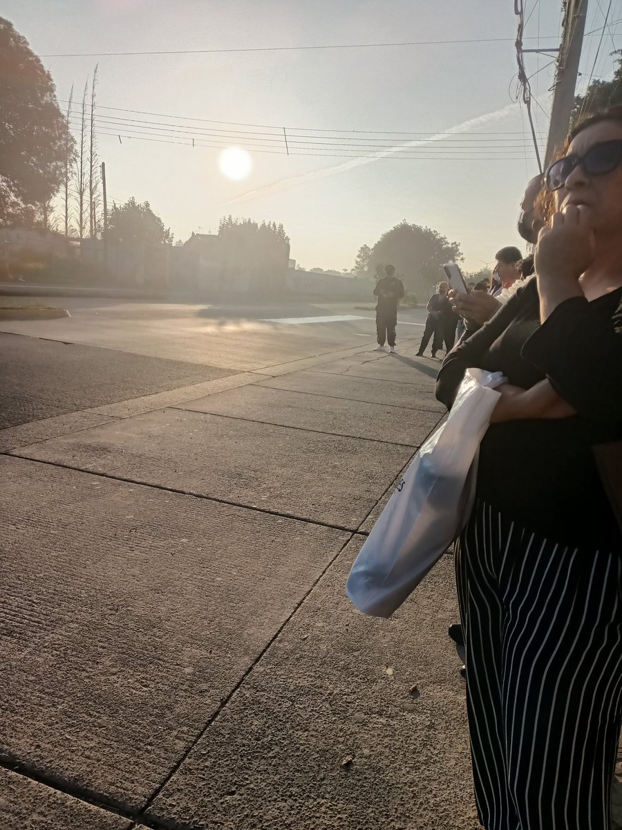 Keilamuron's tweet photo. @TransporteJal buen día cuando van a hacer algo respecto a la ruta C02 en estos momentos no quiso realizarnos la para la unidad TP081 se tardó mucho en pasar y no realizar la parada 🤬🤬🤬 hata cuando lo van a solucionar que pongan otra ruta una fila larga https://t.co/MXo8DOWAqx