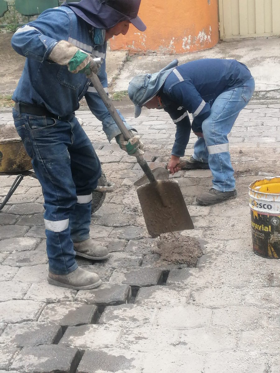 zona_loschillos's tweet photo. 🚧🚧El mantenimiento vial no se detiene y junto a @ObrasQuito intervenimos en la reparación de adoquinado de la calle Ismael Solís en el sector La Armenia. Estos trabajos se realizan de manera permanente en todo el Valle de Los Chillos. #QuitoPorQuito https://t.co/E6bPp5PNTg