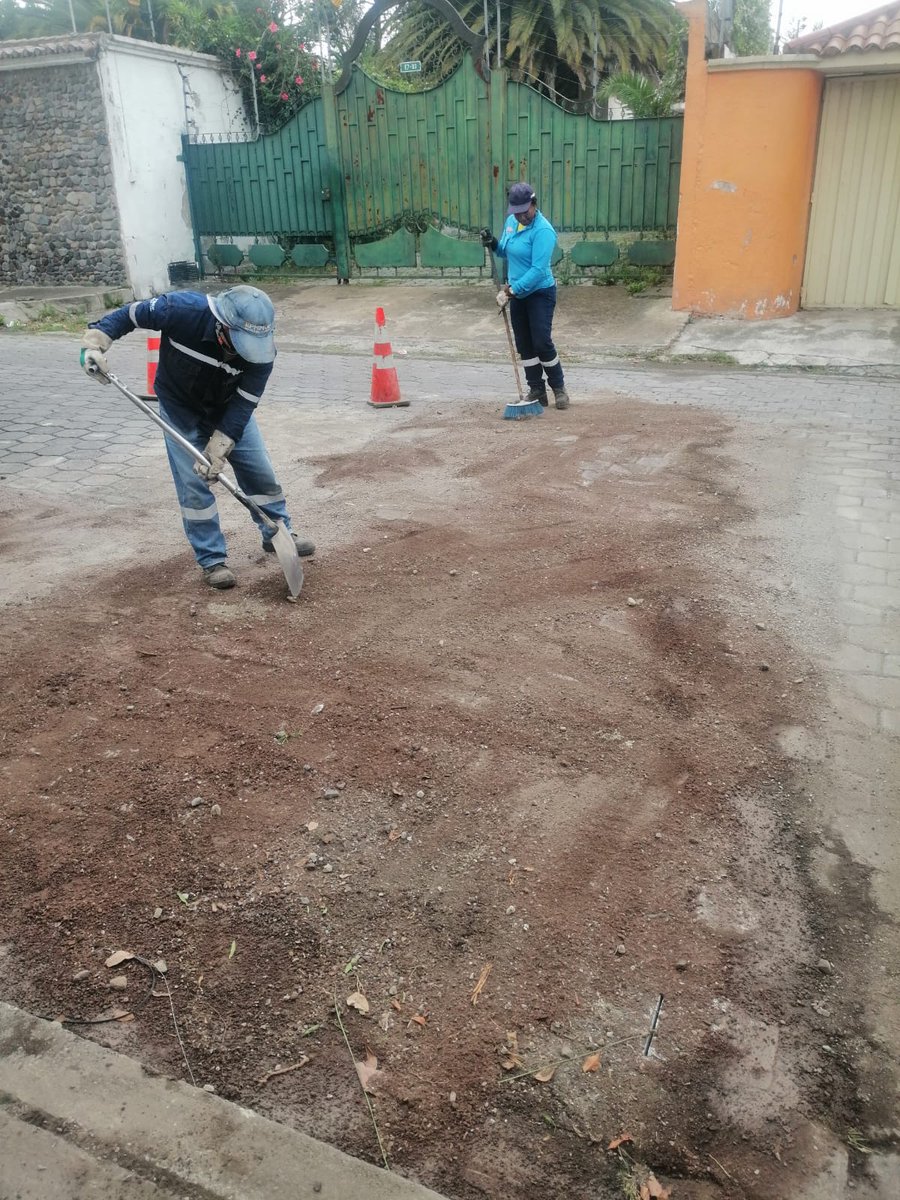 zona_loschillos's tweet photo. 🚧🚧El mantenimiento vial no se detiene y junto a @ObrasQuito intervenimos en la reparación de adoquinado de la calle Ismael Solís en el sector La Armenia. Estos trabajos se realizan de manera permanente en todo el Valle de Los Chillos. #QuitoPorQuito https://t.co/E6bPp5PNTg
