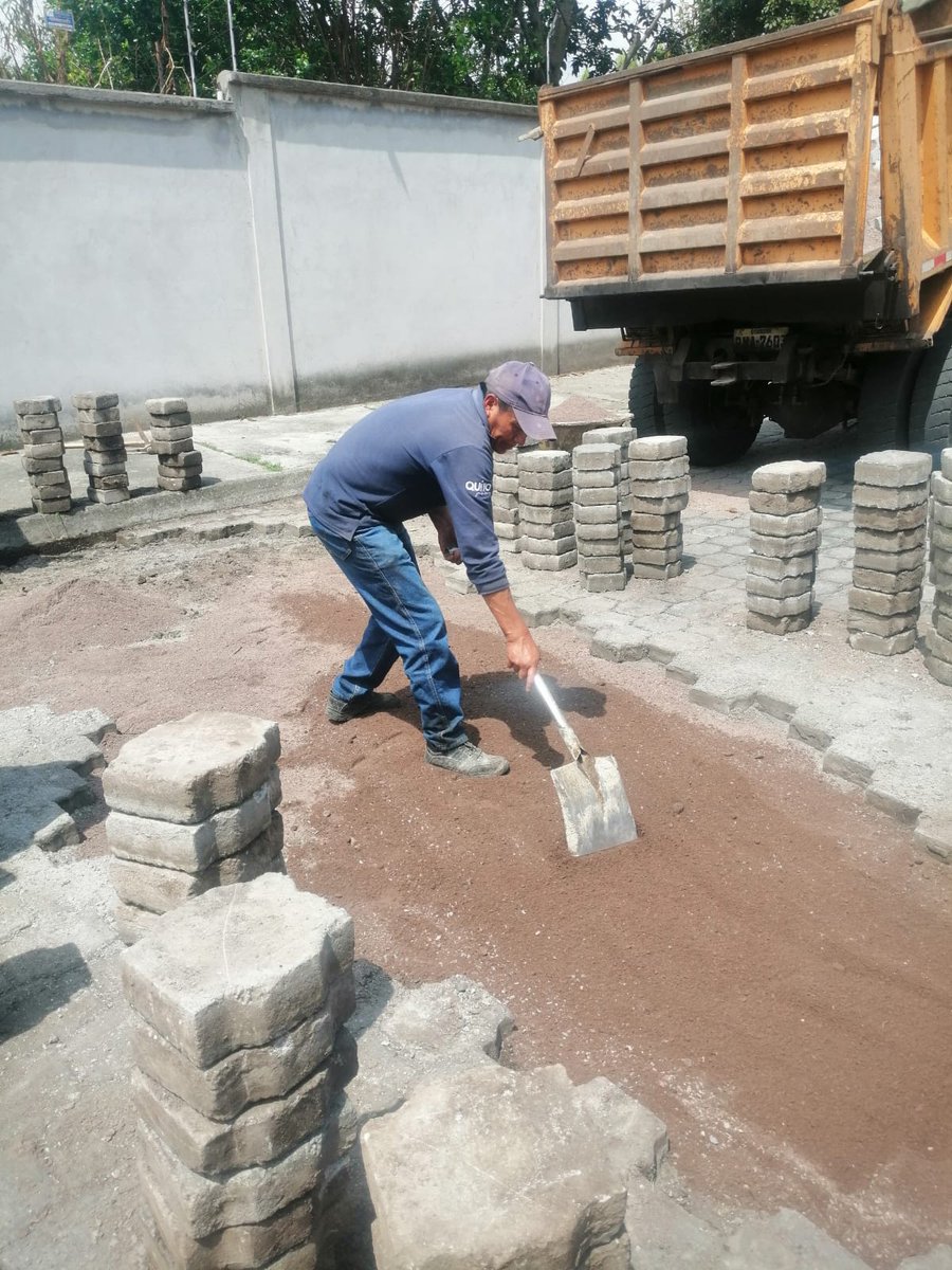 zona_loschillos's tweet photo. 🚧🚧El mantenimiento vial no se detiene y junto a @ObrasQuito intervenimos en la reparación de adoquinado de la calle Ismael Solís en el sector La Armenia. Estos trabajos se realizan de manera permanente en todo el Valle de Los Chillos. #QuitoPorQuito https://t.co/E6bPp5PNTg