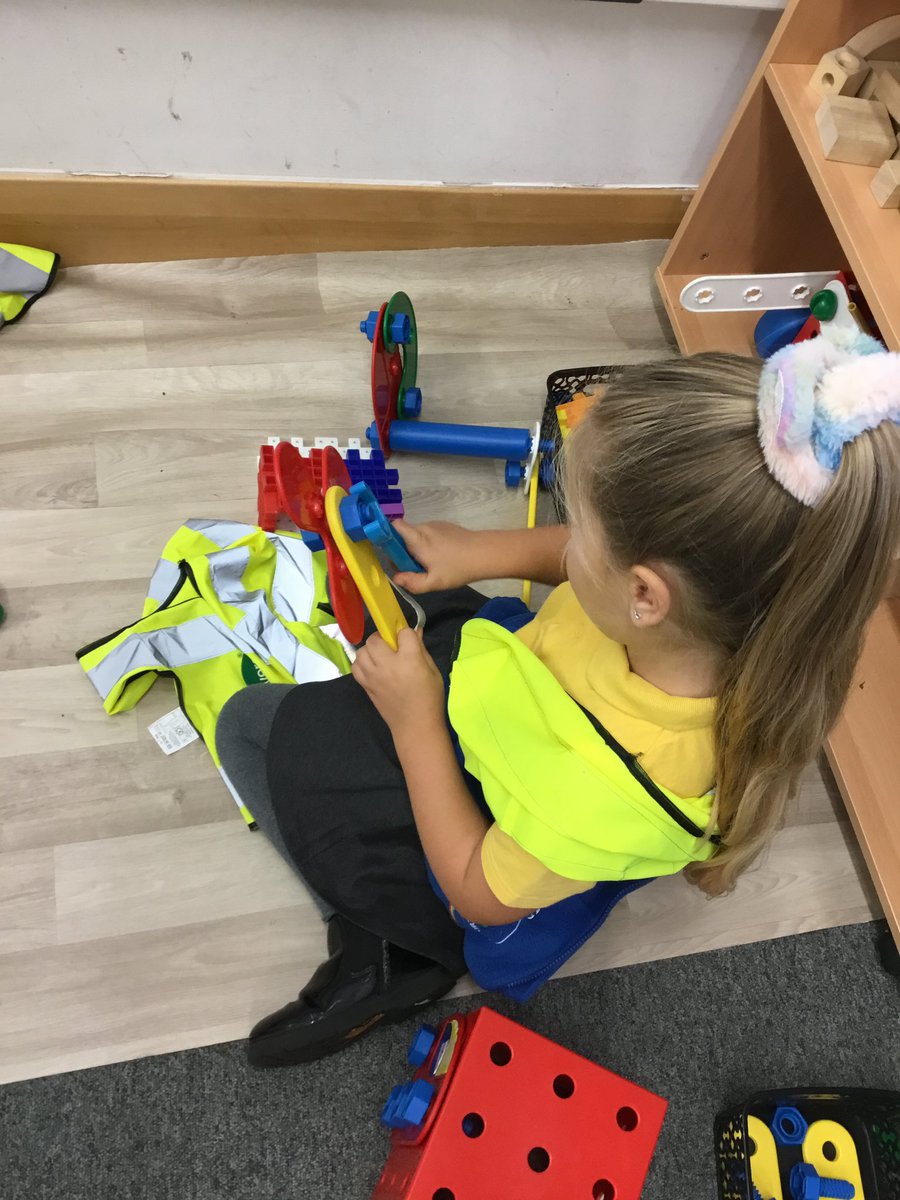 CourtneyPrimary's tweet photo. #Courtney1 have been developing their  engineer skills today #WeAreInnovative https://t.co/WzdBUdpKzz