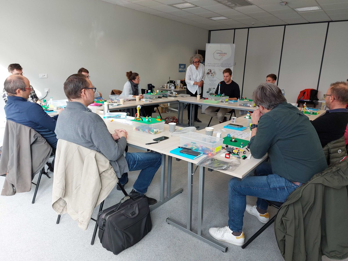 ItinerR_Sterne's tweet photo. Lundi, nous étions avec Catherine Lèbre pour apprendre à modéliser notre pensée entrepreneuriale grâce à la méthode Lego Serious Play ! 

#intelligencecollective #legoseriousplay #modélisersapenséeentrepreunariale #workshop #sterne #préincubation #promo16 #Rouen #créativité https://t.co/CoMlh0Zkjs