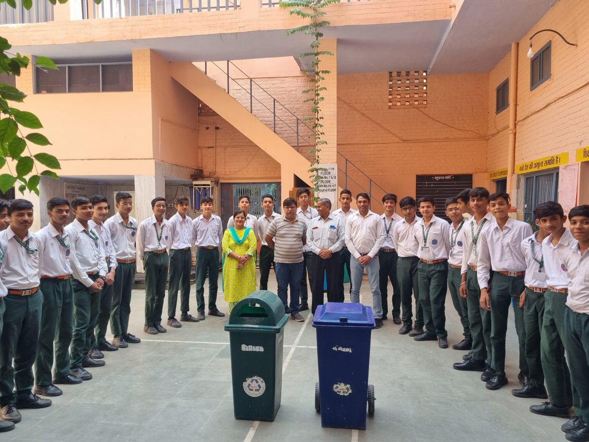 HisarMunicipal's tweet photo. #HaraGeelaSookhaNeela
#Swachtakrdorang
#MunicipalCorporationHisar
@MoHUA_India 
@ulbharyana 
Description: Awareness generation among students to segregate waste https://t.co/18yDpZ3tHf