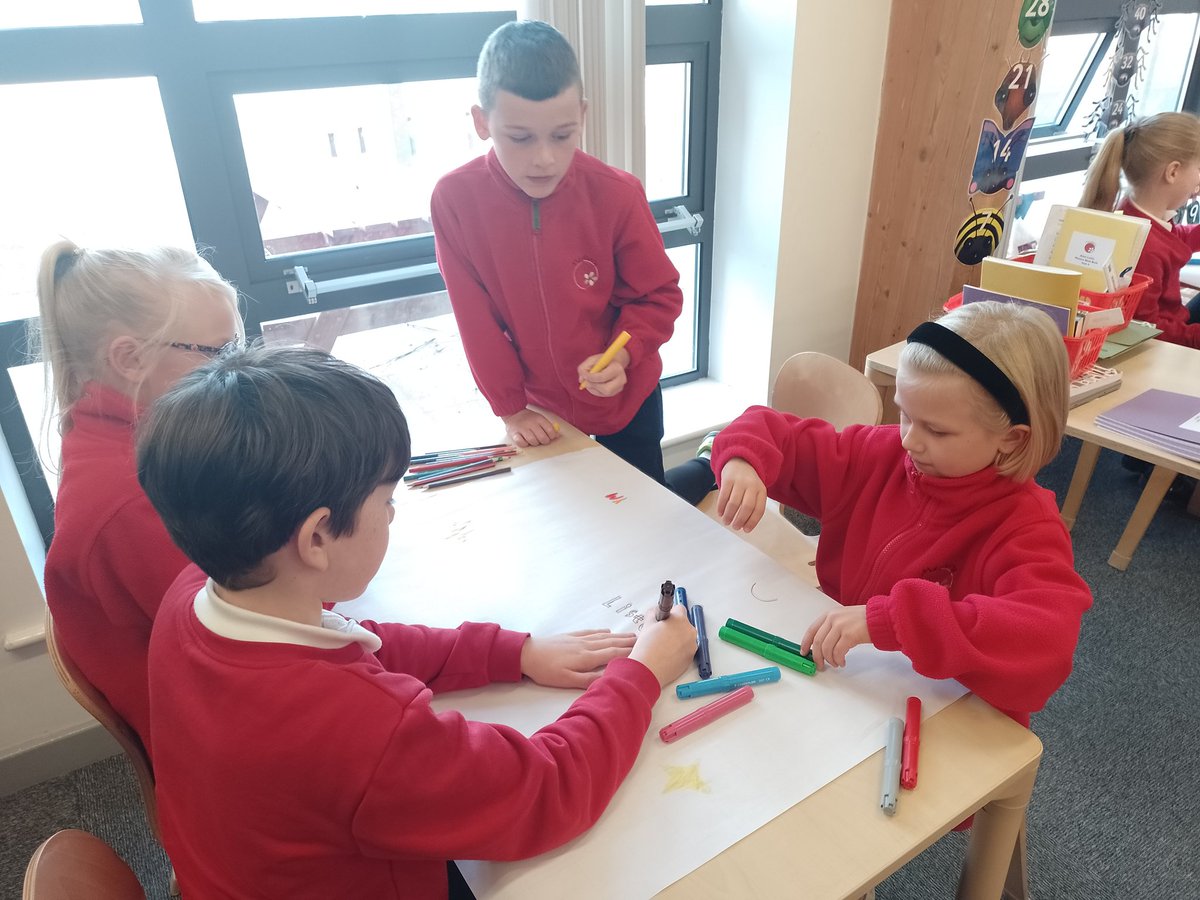 maybury_class4's tweet photo. Year 4 are working in teams to produce posters about teamwork in Jigsaw today. https://t.co/5QbtrWrAhC