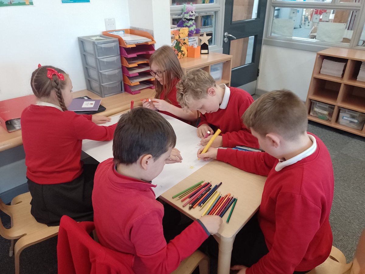 maybury_class4's tweet photo. Year 4 are working in teams to produce posters about teamwork in Jigsaw today. https://t.co/5QbtrWrAhC