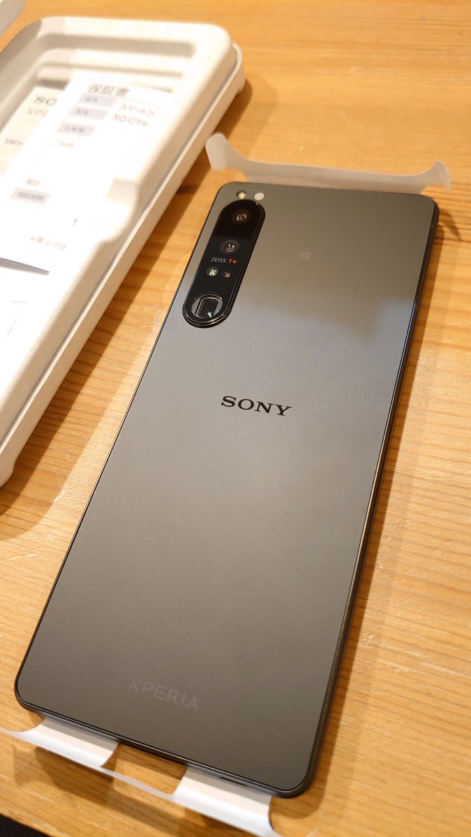 FFBEminami_chan's tweet photo. 高級スマホが届きました🥰
カッチョイイ( •̀∀•́ )✧
#Xperia1IV #XQCT44 #SIMフリー https://t.co/04ji5F8EVj