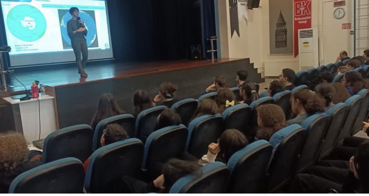 Tübitak Marmara Araştırma Merkezi Kutup Araştırmalari Enstitüsünden  Deniz Vural ‘’İklim Değişikliği ve Kutup Bölgeleri’’ konulu  seminer için okulumuzda öğrencilerimiz ile bir araya gelmişlerdir.Kendilerine verdikleri  bilgiler için öğrencilerimiz adına teşekkür ediyoruz...