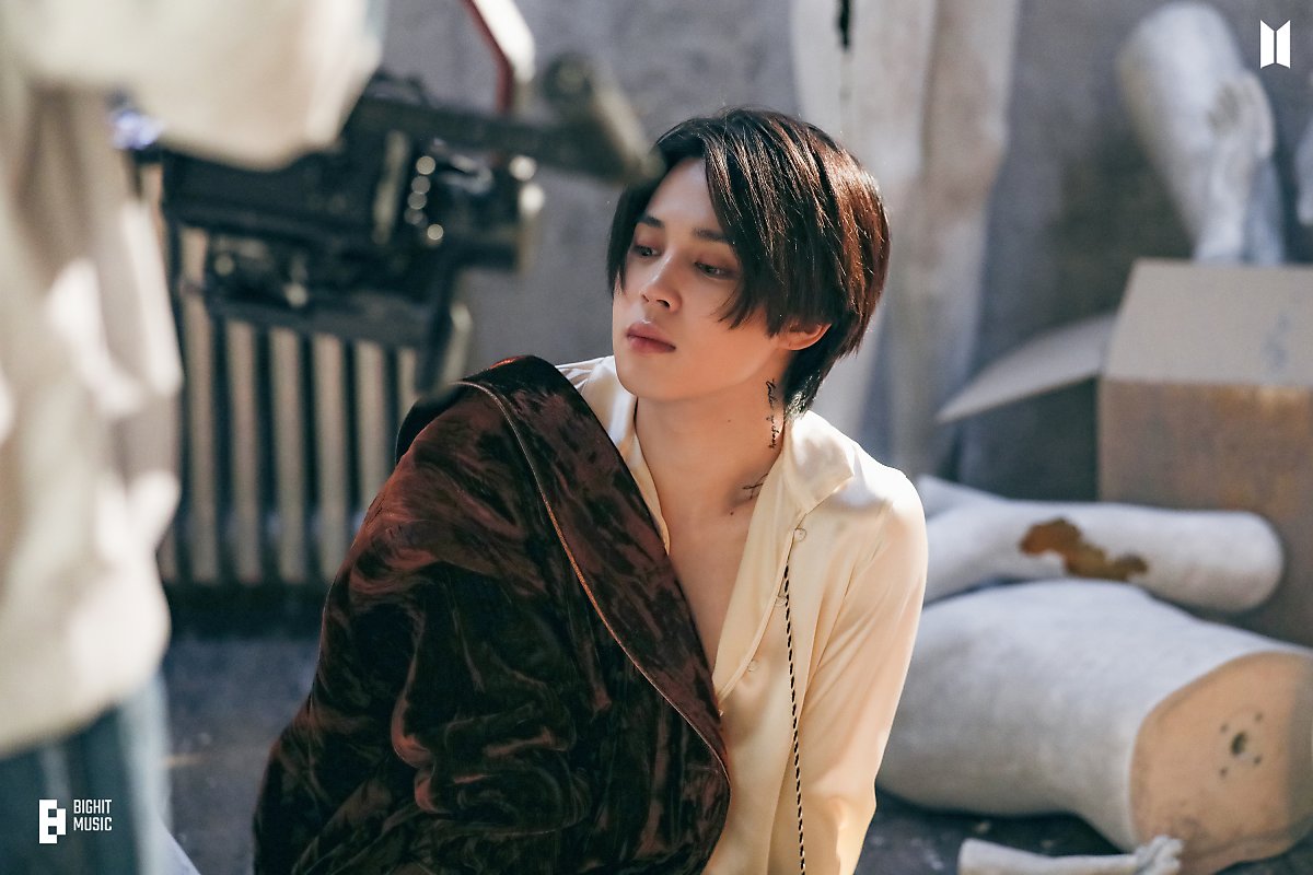 kiss_seven7's tweet photo. [📸] Hilo con todas las fotos HD del detrás de la sesión fotográfica de #Jimin para su Photobook: "Me, Myself and Jimin ID: Chaos". (1) https://t.co/V5DF18s8xM