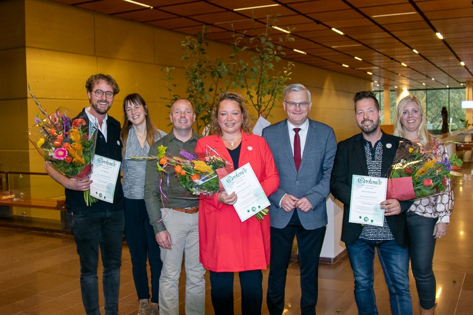 ProvOverijssel's tweet photo. @HeleenLansink, melkveehouder @Geertjan_Oxe en 'horecaboer' @LeonRipperda kregen van gedeputeerde @GertHarmtB de waarde-ring, 💍 vanwege hun bijdrage aan verbinding tussen boer en burger! Lees meer op 👉 https://t.co/tGphTMY87z
#betrokkenoverijssel #waardering #dutchfoodweek https://t.co/eXGyPGBKrQ