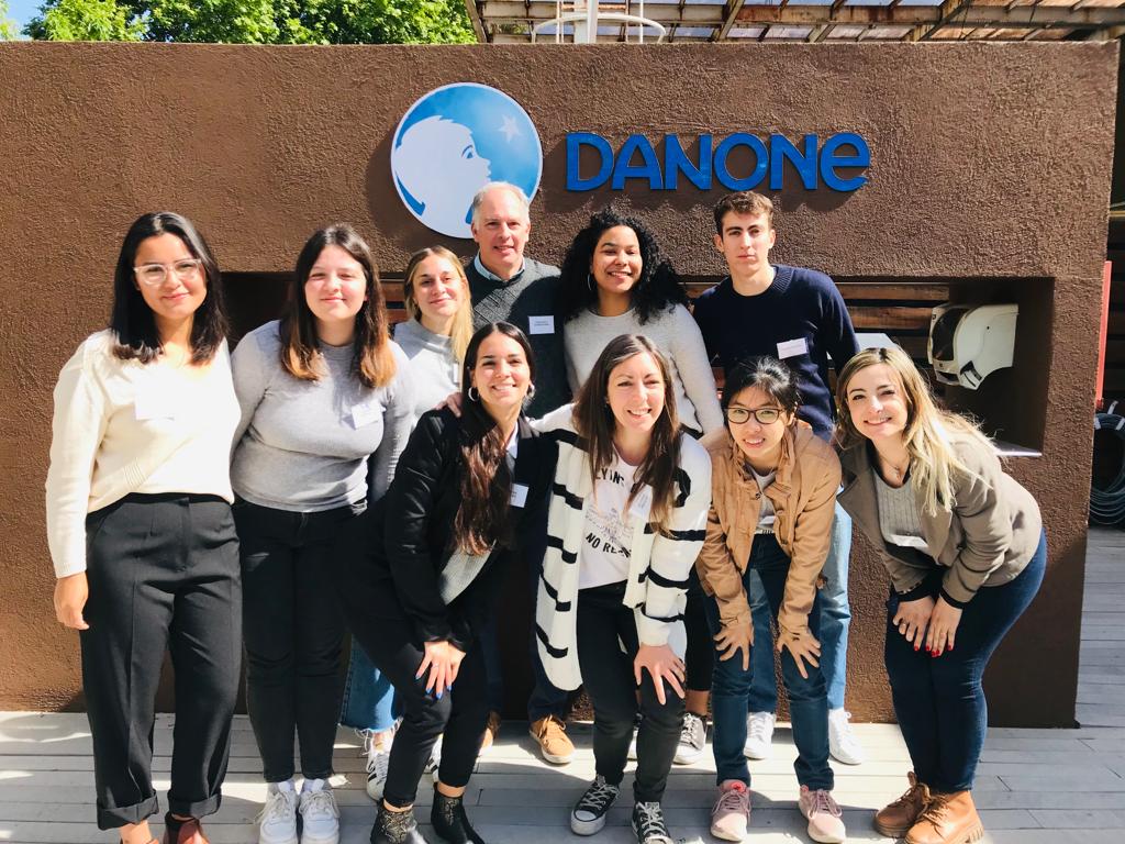 BisBlickTalento's tweet photo. ¡Bienvenidos DANONERS!

6 estudiantes que aspiran a convertirse en los primeros profesionales de sus familias se incorporan al Programa de Pasantías de @Danone. Contarán con acompañamiento de mentores de la compañía y de BisBlick para conciliar estudio y trabajo. ¡Felicitaciones! https://t.co/xPuD8mmT5T