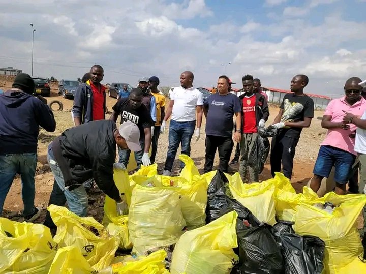 Today Hon.@JalangoMwenyewe and his team spent the day cleaning up Langata.
'We will be having a monthly cleanup day in Langata!' He quoted...
#Langata1 #UtuNaWatu

@SakajaJohnson @EstherPassaris @edwinsifuna