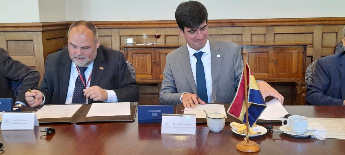 tmwllr_th's tweet photo. Zusammenarbeit mit chilenischer Universität 🇨🇱: Im Rahmen der #Chilereise des Bundesratspräsidenten hat die @EAHJena eine Kooperationsvereinbarung für den Studierendenaustausch mit der @usantamaria in #Valpariso unterzeichnet. #Thuerchile2022 https://t.co/QfpxSEJdP2