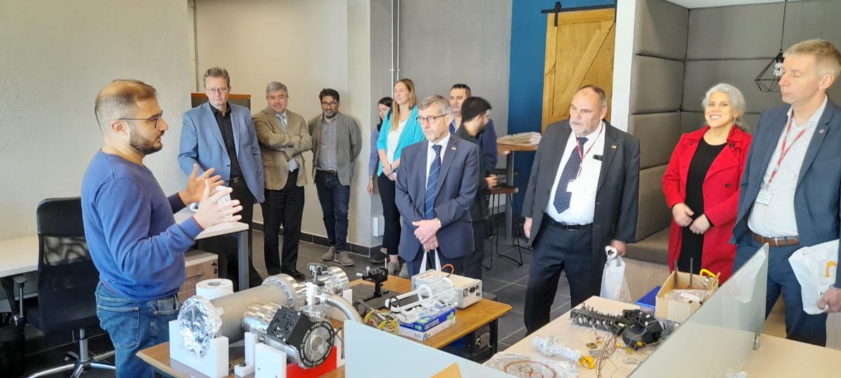 tmwllr_th's tweet photo. Zusammenarbeit mit chilenischer Universität 🇨🇱: Im Rahmen der #Chilereise des Bundesratspräsidenten hat die @EAHJena eine Kooperationsvereinbarung für den Studierendenaustausch mit der @usantamaria in #Valpariso unterzeichnet. #Thuerchile2022 https://t.co/QfpxSEJdP2