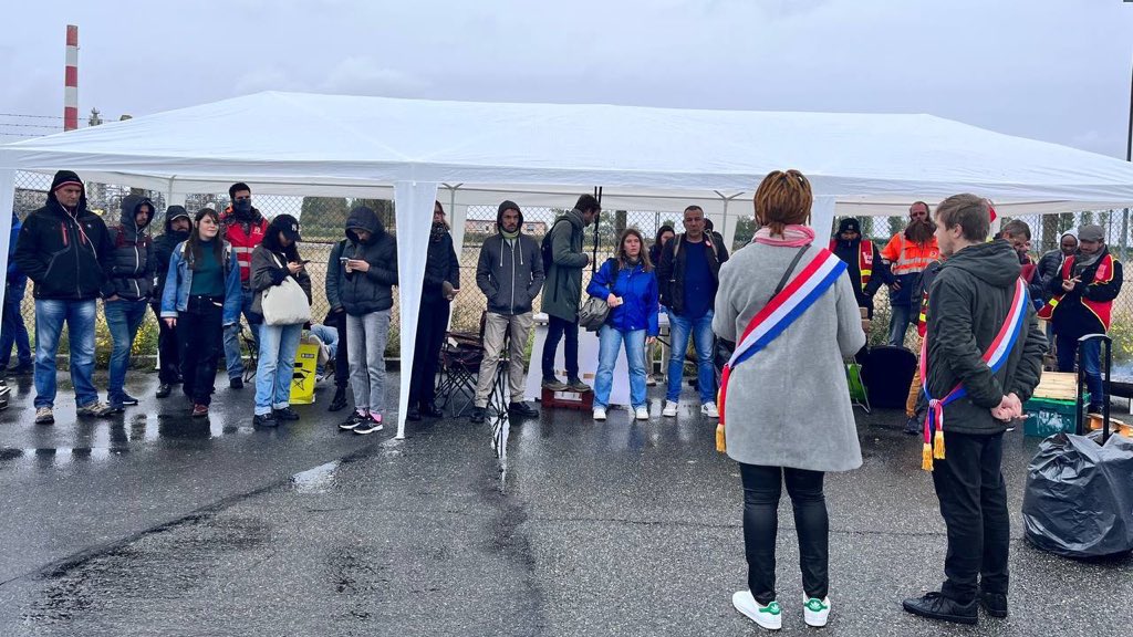 LouisBoyard's tweet photo. ⛽️ Aujourd’hui avec les salariés en grève de la raffinerie Grandpuits.

Total et ses actionnaires se gavent en ne laissant rien pour ceux qui triment.

Dimanche et mardi, on va chercher leurs superprofits.

#Marche16Octobre https://t.co/iqPIaUma8E