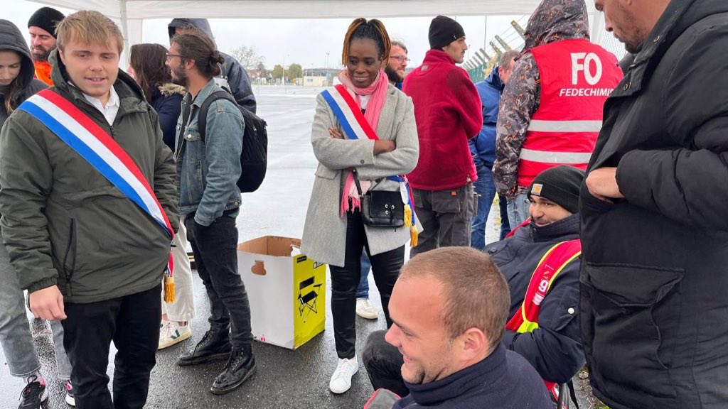 LouisBoyard's tweet photo. ⛽️ Aujourd’hui avec les salariés en grève de la raffinerie Grandpuits.

Total et ses actionnaires se gavent en ne laissant rien pour ceux qui triment.

Dimanche et mardi, on va chercher leurs superprofits.

#Marche16Octobre https://t.co/iqPIaUma8E