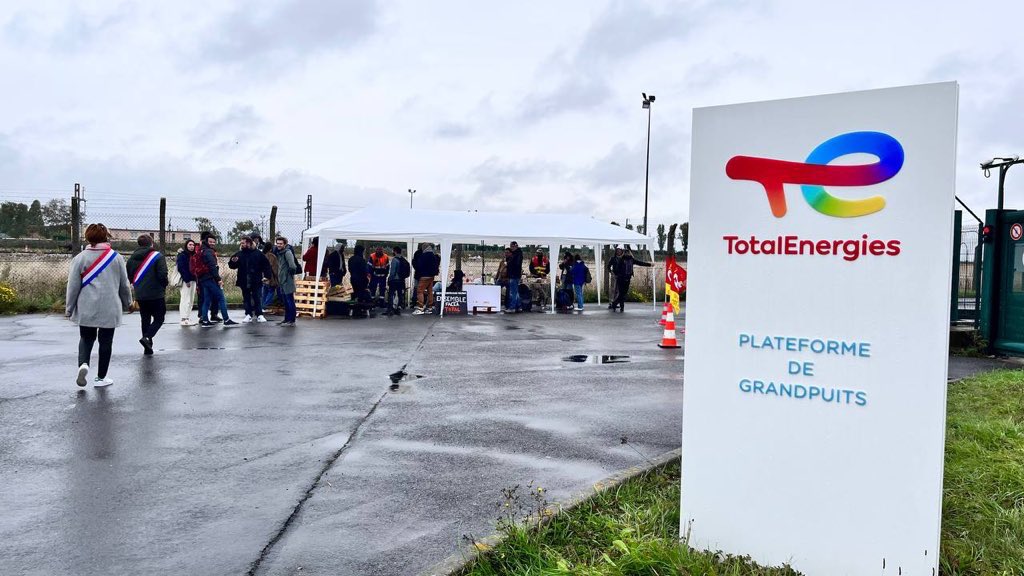 LouisBoyard's tweet photo. ⛽️ Aujourd’hui avec les salariés en grève de la raffinerie Grandpuits.

Total et ses actionnaires se gavent en ne laissant rien pour ceux qui triment.

Dimanche et mardi, on va chercher leurs superprofits.

#Marche16Octobre https://t.co/iqPIaUma8E