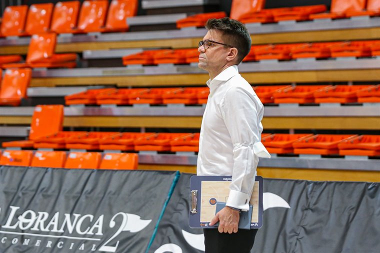 PartidodelaUna's tweet photo. Jose Luis Pichel lleva 25 años entrenando. Mañana debutará en ACB, dirigiendo al @BFuenlabrada
"Hay muchos tíos sobre los que construir; tenemos talento y calidad. Lo que notamos es mucha hambre. Si lo manejamos bien es buena gasolina para poder mover el motor durante 40 minutos" https://t.co/nDLV0k7xYD