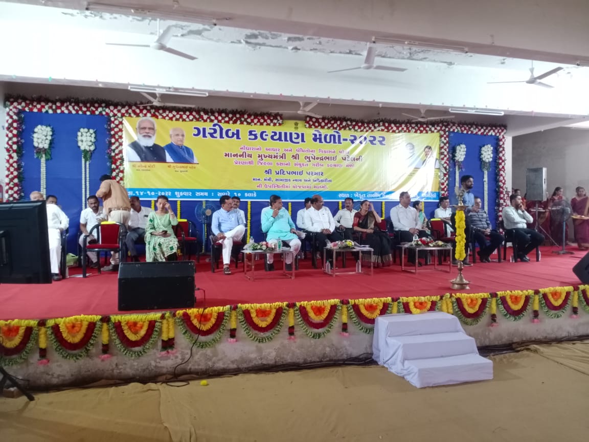 Shailes94982129's tweet photo. અમરેલી જિલ્લામાં ગરીબ કલ્યાણ મેળાનું આયોજન માં.મંત્રીશ્રી સામાજિક ન્યાય અને અધિકારીતા,પ્રદીપભાઈ પરમારની હાજરીમાં કરવામાં આવ્યું જેમાં જિલ્લાના 11 તાલુકાના સેકંડો લાભાર્થીઓને સરકારશ્રીની વિવિધ યોજનાઓની સહાયનું વિતરણ કરવામાં આવ્યું 
@CollectorAmr @ddoamreli @sdm_dhari @InfoAmreli https://t.co/Lg5sgugHts