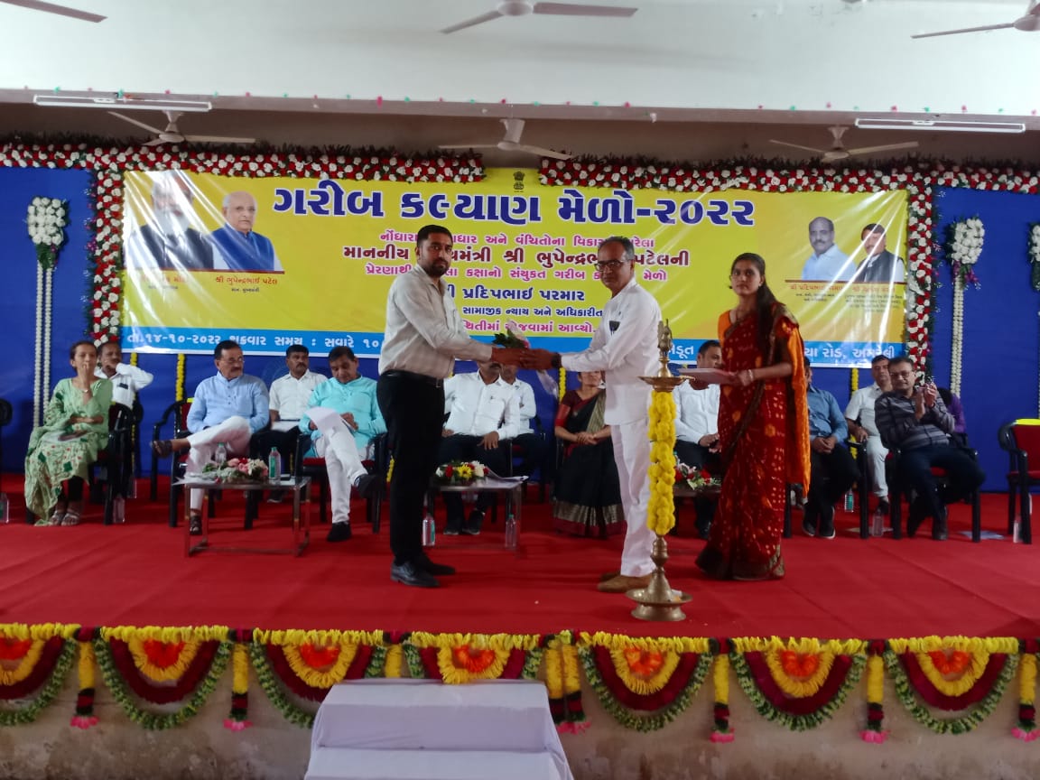 Shailes94982129's tweet photo. અમરેલી જિલ્લામાં ગરીબ કલ્યાણ મેળાનું આયોજન માં.મંત્રીશ્રી સામાજિક ન્યાય અને અધિકારીતા,પ્રદીપભાઈ પરમારની હાજરીમાં કરવામાં આવ્યું જેમાં જિલ્લાના 11 તાલુકાના સેકંડો લાભાર્થીઓને સરકારશ્રીની વિવિધ યોજનાઓની સહાયનું વિતરણ કરવામાં આવ્યું 
@CollectorAmr @ddoamreli @sdm_dhari @InfoAmreli https://t.co/Lg5sgugHts