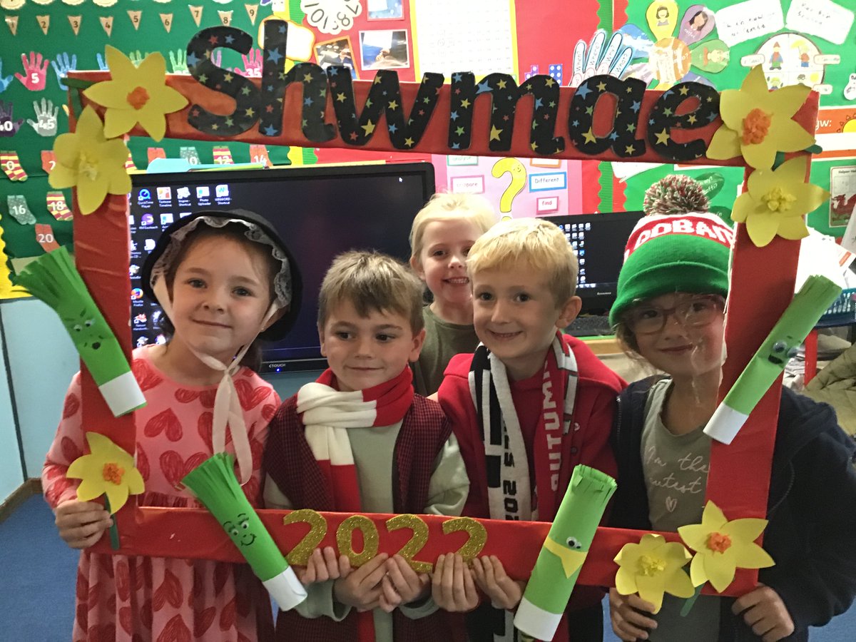 CrynalltPrimary's tweet photo. Prynhawn da pawn,
Today year one and two have been having fun during Diwrnod Shwmae Day. We have been dancing, singing along to Welsh songs, colouring in Welsh pictures and solving word searches. #cryp1 #cryp2 #cryplanguage #ethiaclinformed
Da bo. https://t.co/rcCHoJXv9E