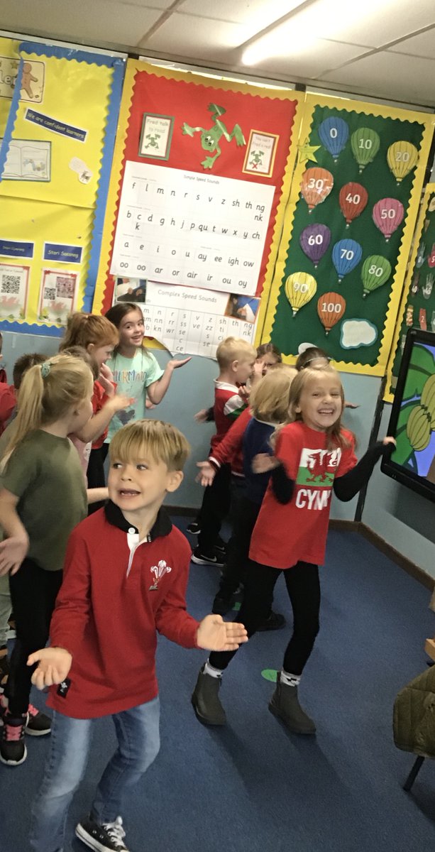 CrynalltPrimary's tweet photo. Prynhawn da pawn,
Today year one and two have been having fun during Diwrnod Shwmae Day. We have been dancing, singing along to Welsh songs, colouring in Welsh pictures and solving word searches. #cryp1 #cryp2 #cryplanguage #ethiaclinformed
Da bo. https://t.co/rcCHoJXv9E
