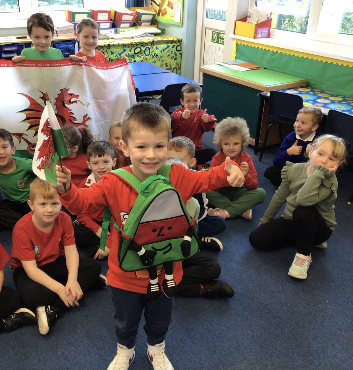 CrynalltPrimary's tweet photo. Prynhawn da pawn,
Today year one and two have been having fun during Diwrnod Shwmae Day. We have been dancing, singing along to Welsh songs, colouring in Welsh pictures and solving word searches. #cryp1 #cryp2 #cryplanguage #ethiaclinformed
Da bo. https://t.co/rcCHoJXv9E