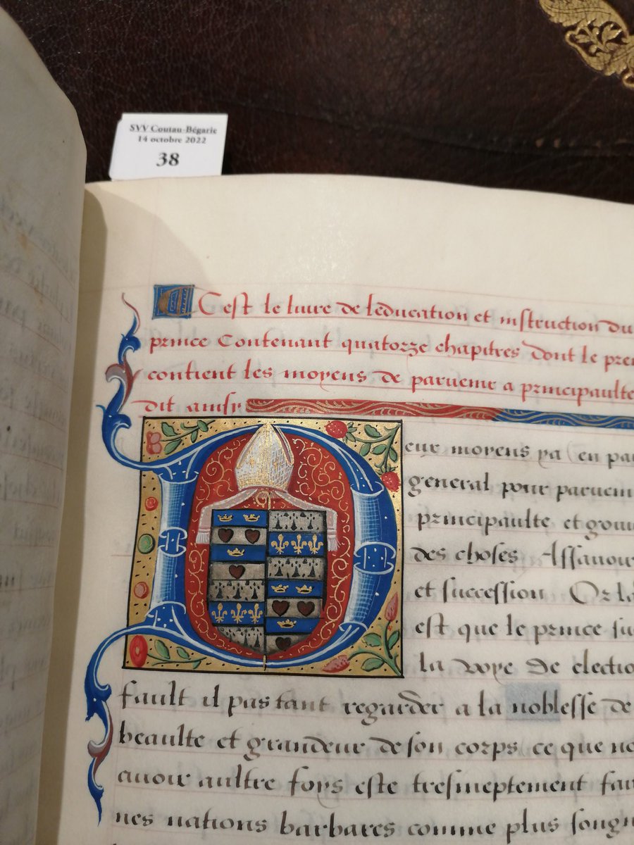 LaforeAlexandre's tweet photo. Conservé dans une reliure aux armes de Louis-Joseph de Bourbon-Condé, cet exemplaire de L'éducation d'un prince chrétien d'Érasme fut certainement enluminé entre 1526 et 1531 : adjugé 150 000 € chez #CoutauBégarie à l'hôtel @Drouot, il est aussitôt préempté pour le musée Condé ! https://t.co/ei5nMwTVdW
