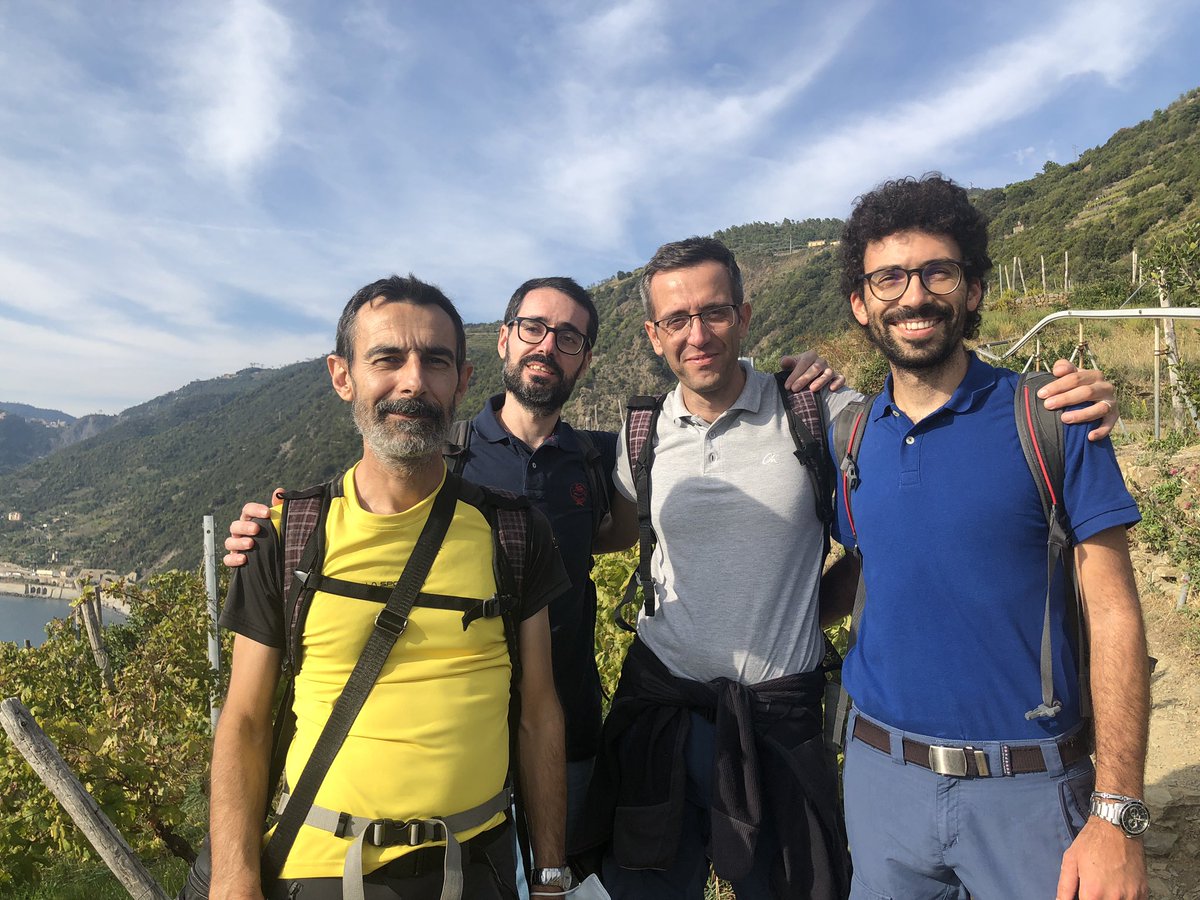 Le persone dietro i progetti! Nella foto i ricercatori del Distav <a href="/UniGenova/">Università di Genova</a> in questi giorni impegnati nel posizionamento delle stazioni per monitorare i terreni nel sito pilota di #Stonewalls4life