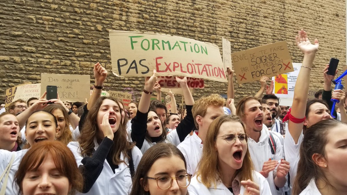 F3Rhone_Alpes's tweet photo. Les étudiants en #médecine dans la rue à #Lyon. On vous explique pourquoi ...

https://t.co/cUVasrlGai https://t.co/X8oXYiA2DU
