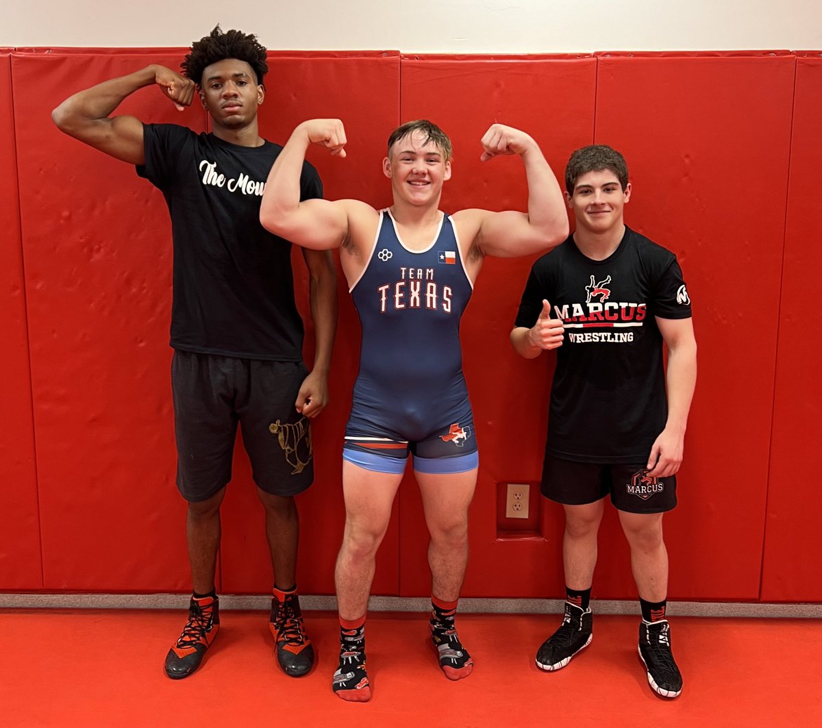 PCnowisthetime's tweet image. Turned up the pressure on Finish the Fight Friday, but these dudes refuse to break! Earned it this week! 💪 

“Train like you’ve never won. Step in the circle like you’ve never lost.”

S/o to our @CareNow ⭐️’s of the Week, Eugene, Kevin and Joel. #LoadTheBus