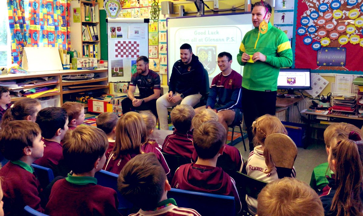 Glenann_PS's tweet photo. 🇱🇻 @RuairiOgCLG DAY 🇱🇻

Thank you to @aidanmcn91 @christymcn14 &amp; @Paddy_Burke01 for coming to visit our school ahead of the @AontroimGAA SHC Final on Sunday! The boys answered questions, judged competitions &amp; did our weekly draw as well 👏🏼 GOOD LUCK to everyone involved! https://t.co/gJAuTIt6Yy