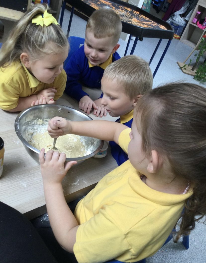 PlayPals_QUEST's tweet photo. This Afternoon we did some baking with miss Kimberly π#minibakers @BritishBakeOff #providingoppurtunities @QUESTtrust @PlayPals_QUEST @jadams_jenny @BrutonSharon @StJohnsAbram @PlayPals_QUEST https://t.co/dxcBovMU3e