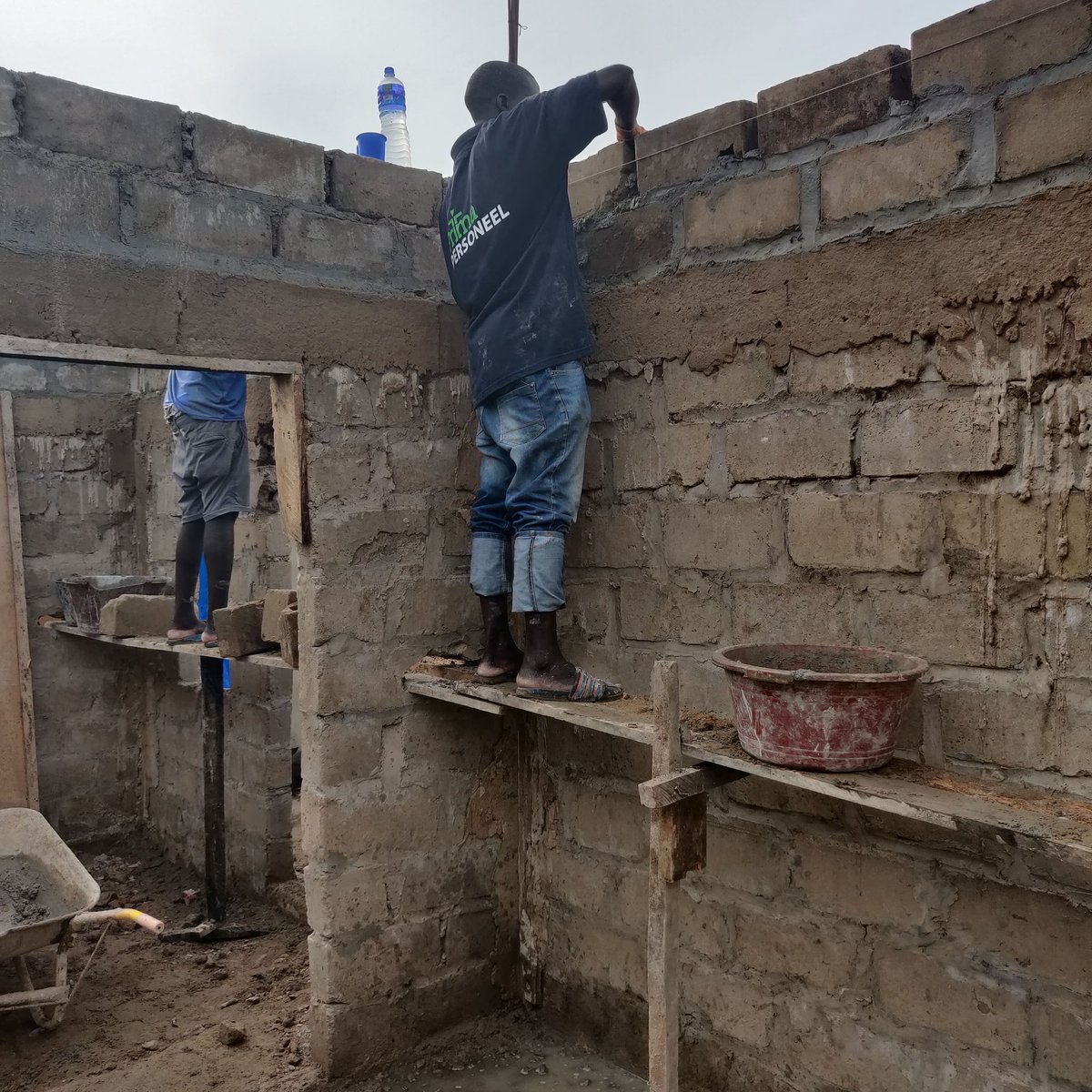 WeideBerend's tweet image. @vanberend building a little shop for second hand (company) clothing in Brikama. Help us helping others.

@Transport4trans #partin #transport4transport #gambia