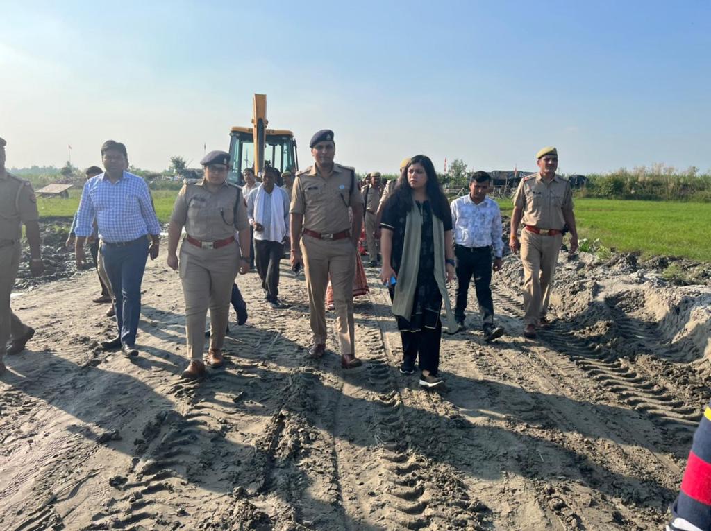 DmHapur's tweet photo. आज गढ़ गंगा मेले को लेकर मेला क्षेत्र का निरीक्षण किया गया  मेला क्षेत्र के रास्तो को जल्द ठीक कराने व गन्ने की फसल को जल्द काटने के निर्देश दिए गये तथा मेले की तैयारियों से जुड़े सभी विभागों को कार्यों का लगातार निरीक्षण करते रहने के लिए कहा। @UPGovt @CMOfficeUP #IAS #DMHAPUR https://t.co/dF4Hsmdvam