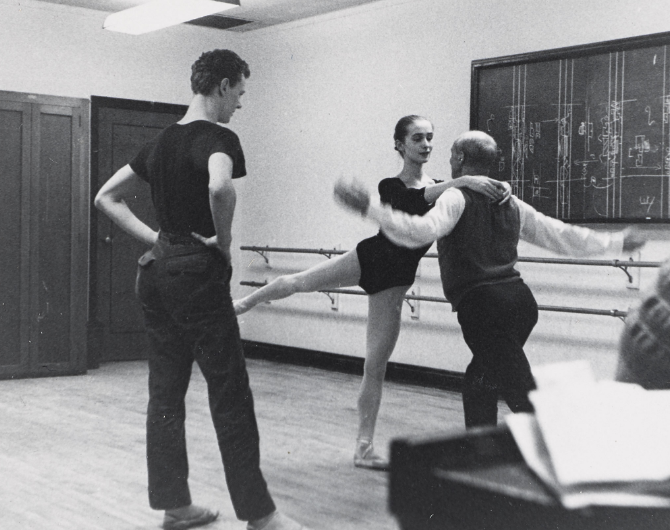 wperrondancemag's tweet photo. I invite you to my 1st hybrid (free) event: "The Dance Historian Is In" @nypldance. The topic: Pina Bausch’s years in NYC 1959-1961 including @JuilliardSchool, Oct 26: https://t.co/l4KYQMWdRl Photo: Bausch w/ Tudor &amp; another student #TanztheaterWuppertal #PinaBausch @dancestudies https://t.co/Zdiwxoc3t7