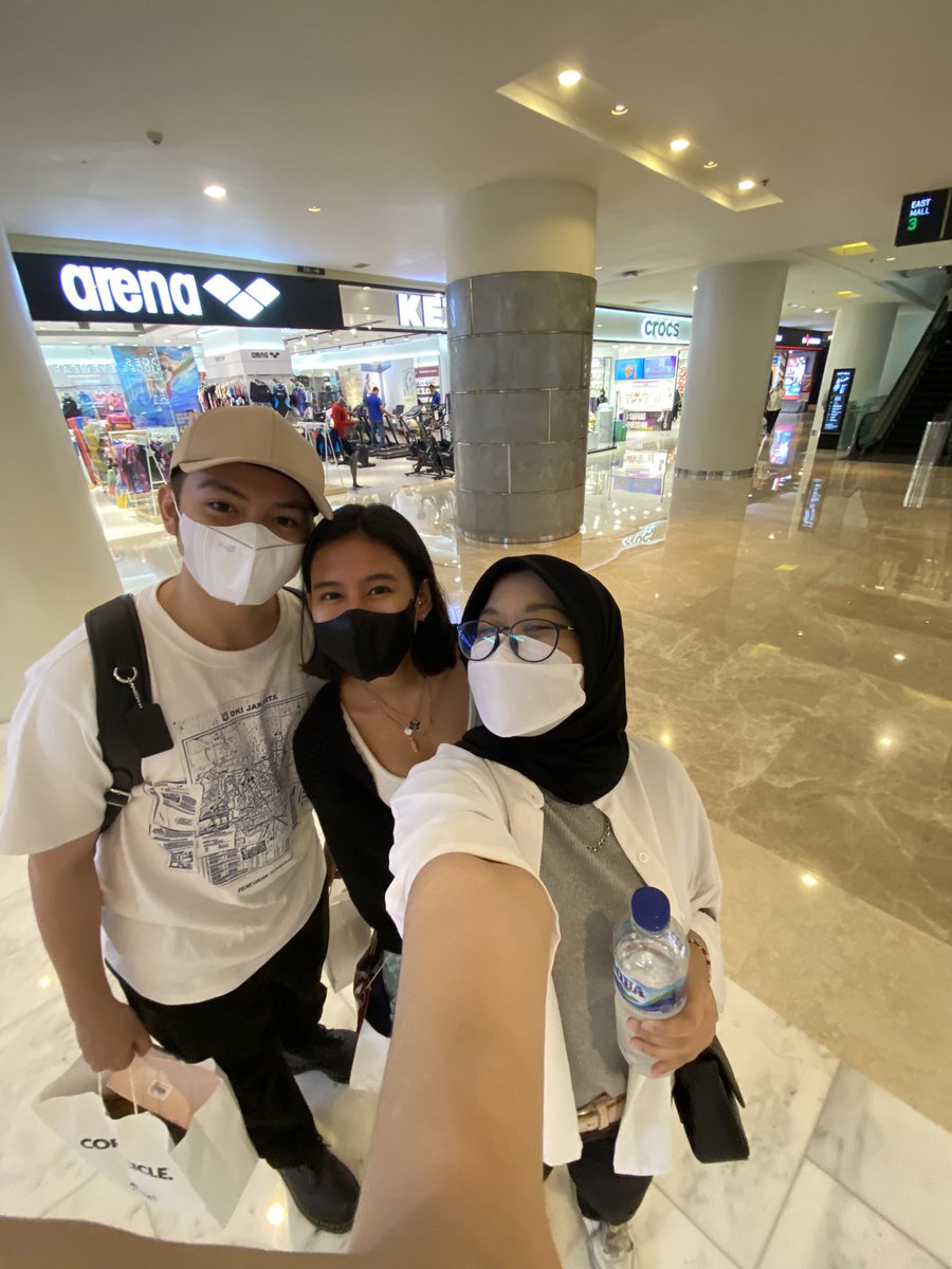 PlKOFAR's tweet photo. ME AND MY PARENTS 😭😭😭😭 https://t.co/4avebc5LEU