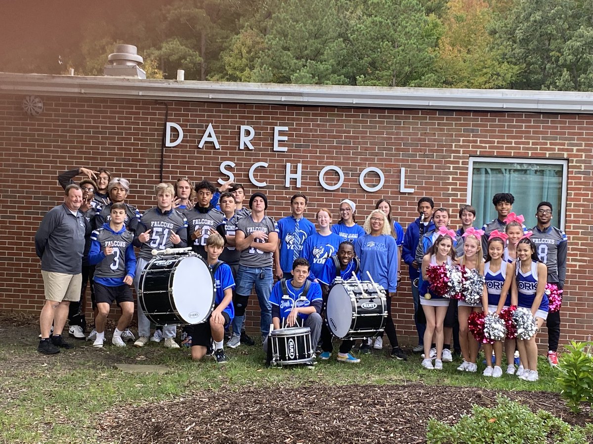 RLPurvis's tweet photo. Elementary school visits today.  Go Dare Dolphins!   Lots of fun with Football players, cheerleaders and band members.  #falconfam #yorkzone #yhsfalcons #falconband #spirit https://t.co/4pRtX299Nr
