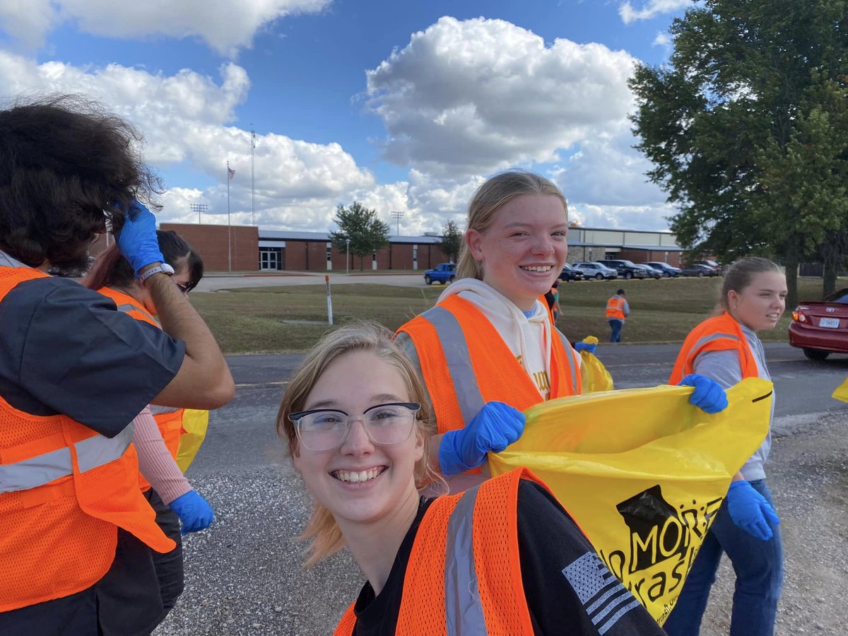 ECCEmpowers's tweet photo. Eldon FFA Chapter picking up trash along their Adopt-A-Highway this week! Living to Serve... https://t.co/OYXH4VSLyH