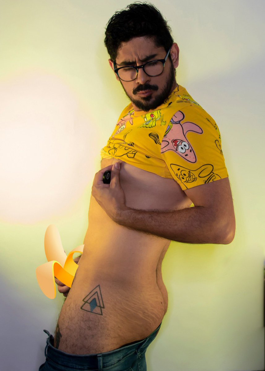 ErnestoUriaga's tweet photo. Viernes de crear nuevo contenido.
#barbon #piscis #gay #nerd #viernesex https://t.co/DAzSQKofGd