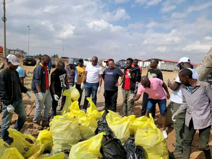 HonJalangoo's tweet photo. Today we spent the day cleaning up Langata, we will be having a monthly cleanup day in Langata!
#Langata1 #UtuNaWatu https://t.co/EYnHcmEbfH