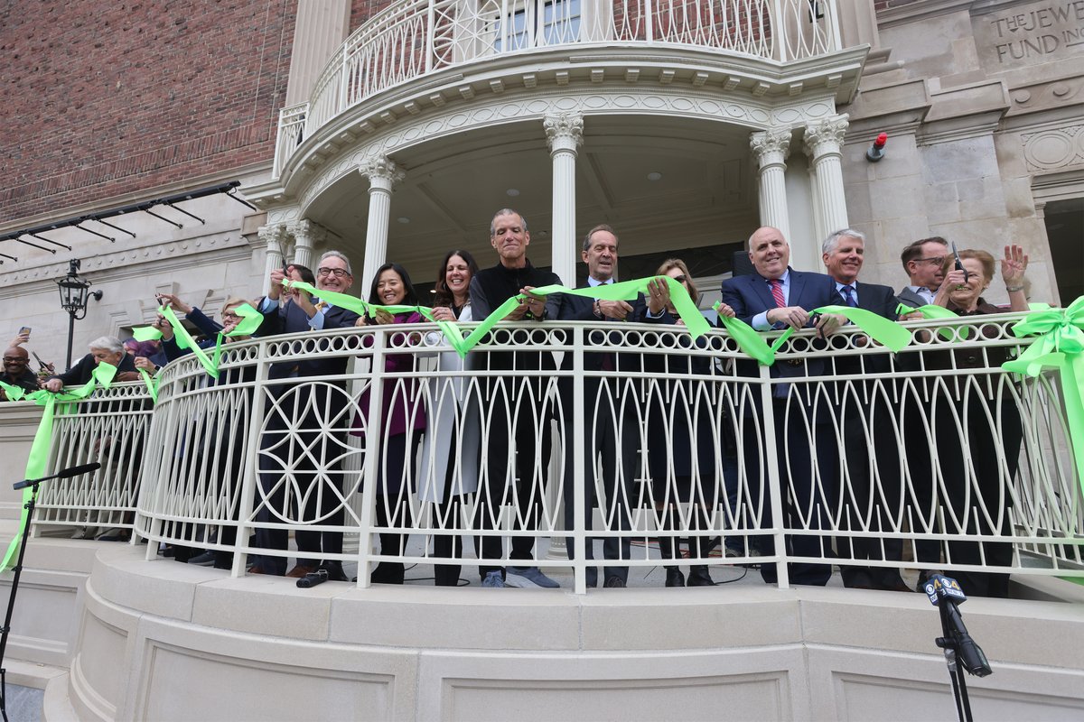 MayorWu's tweet photo. Welcome back @Huntington! Excited to see this beautiful, historic gem back open &amp; beautifully renovated for artists &amp; audiences to enjoy! https://t.co/L9tKg576X4