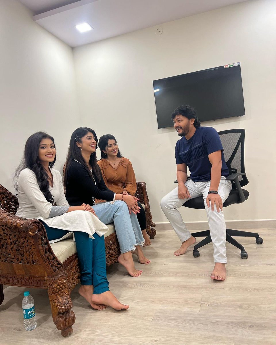 GaneshFans's tweet photo. Tribble Riding Trailer soon 😍 

@Official_Ganesh @DirectorMahesha
@nimmamegha

#TribbleRiding #TripleRiding #GoldenStarGanesh #MeghaShetty #aditiprabhudeva #rachanainder #GaneshFans https://t.co/AoB77vJUrj