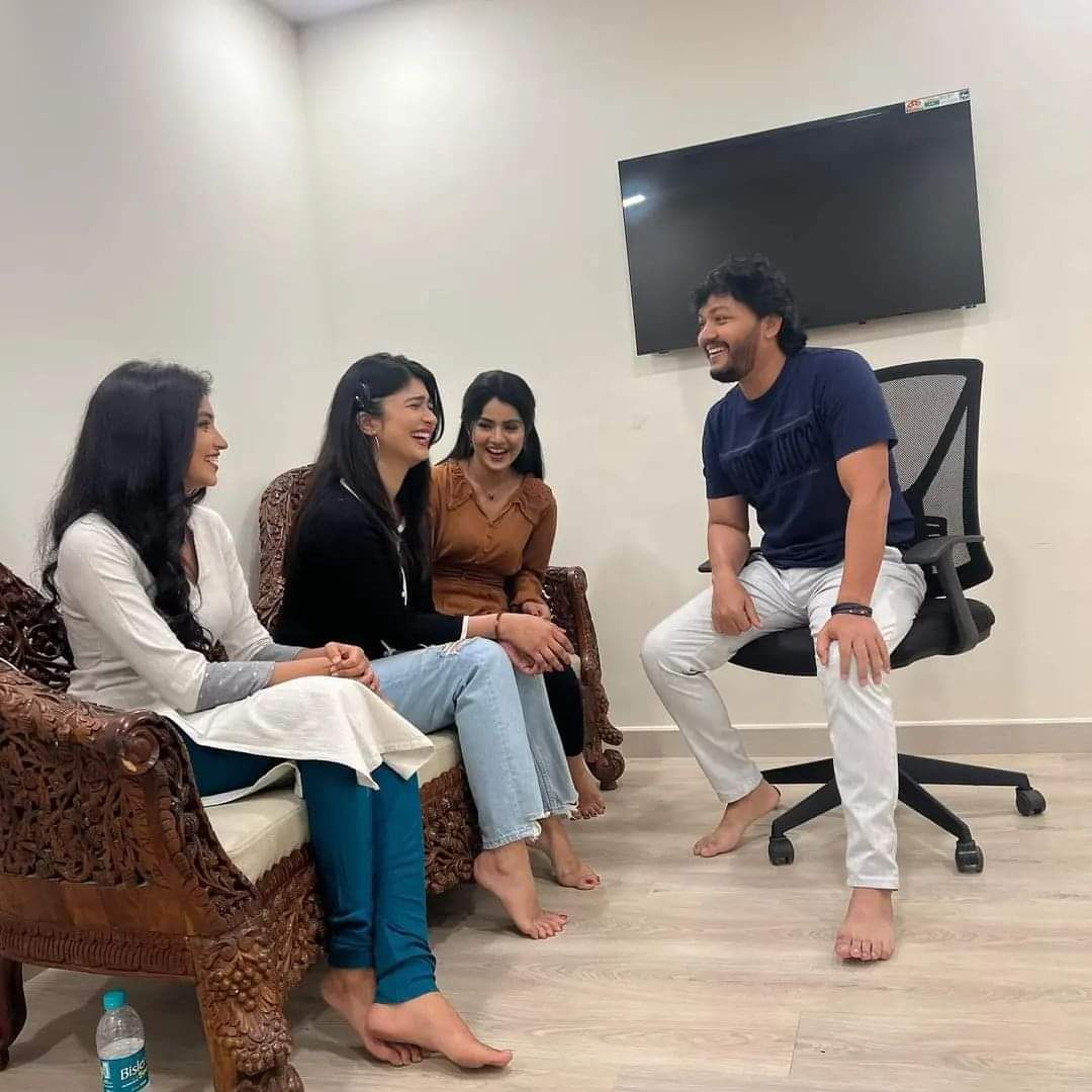 GaneshFans's tweet photo. Tribble Riding Trailer soon 😍 

@Official_Ganesh @DirectorMahesha
@nimmamegha

#TribbleRiding #TripleRiding #GoldenStarGanesh #MeghaShetty #aditiprabhudeva #rachanainder #GaneshFans https://t.co/AoB77vJUrj