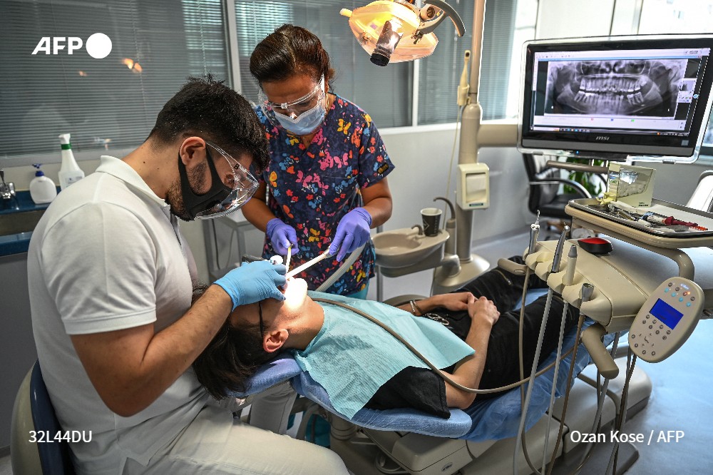 💬 "J'avais des dents très saines. J'ai commencé à regretter quand ils se sont mis à les limer" 

🇹🇷😁 Les dents de l'amer : en Turquie, les ratés du tourisme dentaire 

➡️ u.afp.com/iwoJ
✍️ <a href="/RemiBanet/">Rémi Banet</a> #AFP