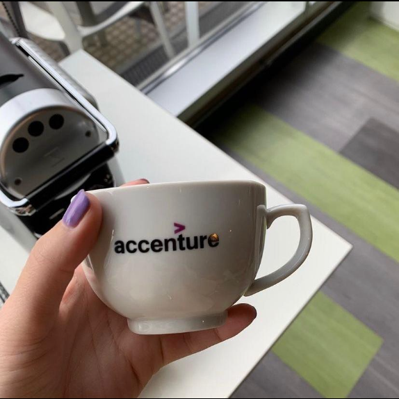 Accenture_CO's tweet photo. ¿Qué tal si compartimos un café para iniciar este viernes? ☕ 
#AccentureMoments 💜 https://t.co/4eFfpam2hB
