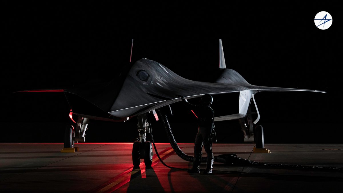 A Hollywood (Dark)star sighting. The Darkstar model used in Top Gun: Maverick got to see the runway again as the paparazzi (our photographers) snapped some shots of this movie star. It will be on display at Edwards Air Force base this weekend, see you there! 👀 #FighterFriday