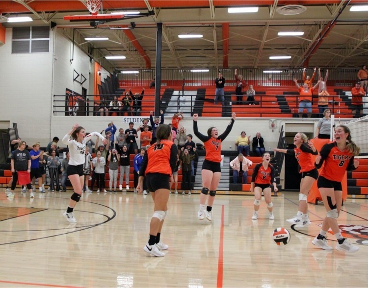 FallsCityPS's tweet photo. Last night Tiger Volleyball picked up wins #18 and #19 on the season. The Tigers beat Auburn 2-0 and Weeping Water 2-1. Huge shoutout to the crowd to came to cheer on the Tigers last night! 🏐💪🏼🐅
*Photo Credit Shandelle Gooch* https://t.co/D6ieO1zewA