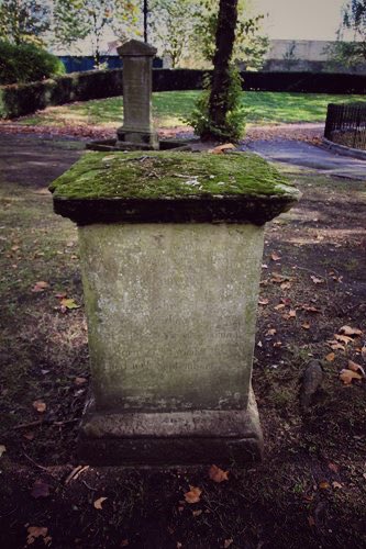 madeline_cct's tweet photo. #FaustianFriday Mary Shelley, the author of Frankenstein, was reportedly taught how to read by her father William Godwin by helping her trace out the letters on her mother Mary Wollstonecraft’s grave in the St Pancras Old Church Gardens. https://t.co/DhBQUoUFQQ