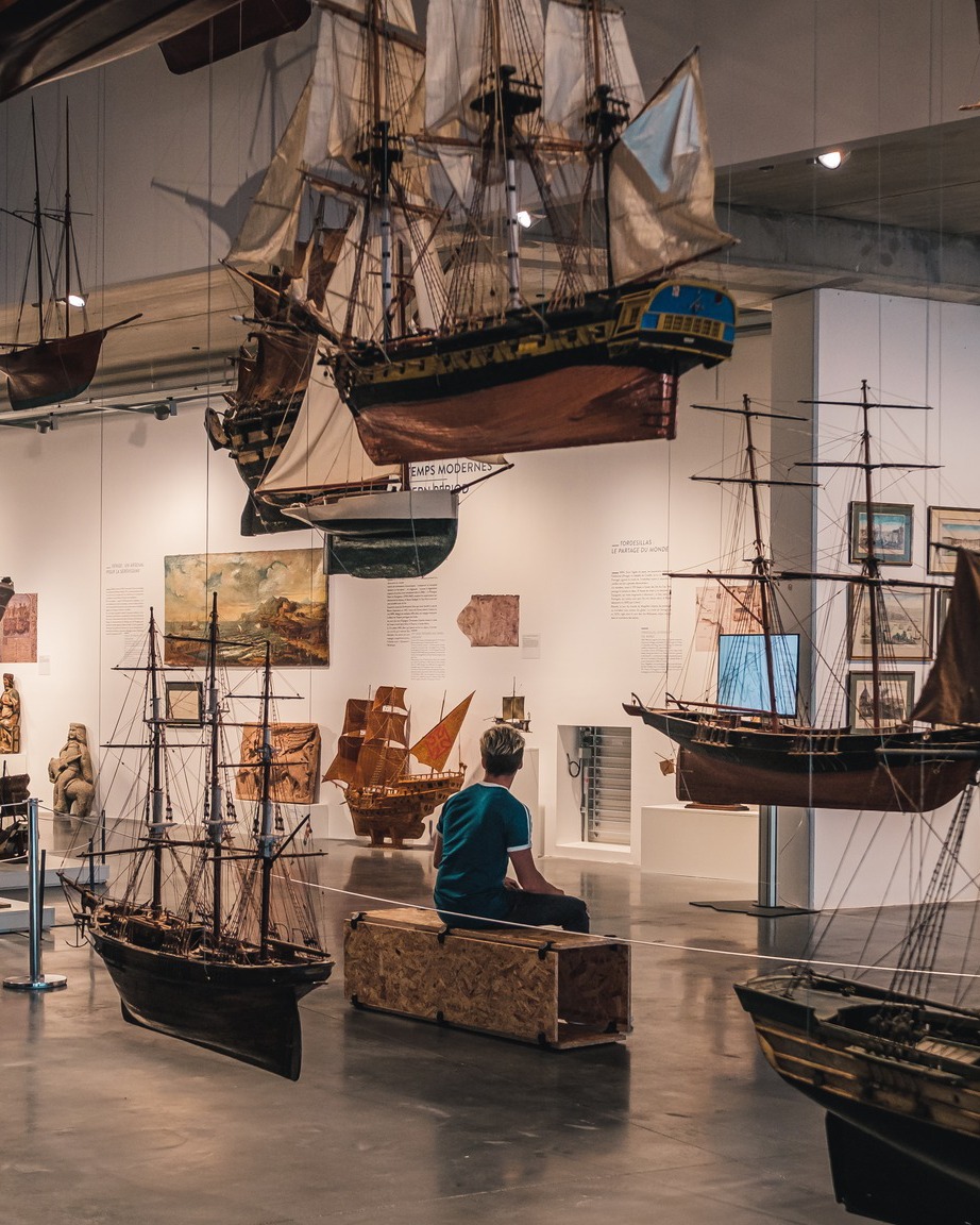 Hissez les voiles et partez à la découverte du Musée Mer Marine ⛵️ Riche de ses milliers d’objets et œuvres d’art, il retrace la fascinante histoire de la navigation ⚓️ Photo : Lezbroz <a href="/MMMBordeaux/">Musée Mer Marine de Bordeaux</a>